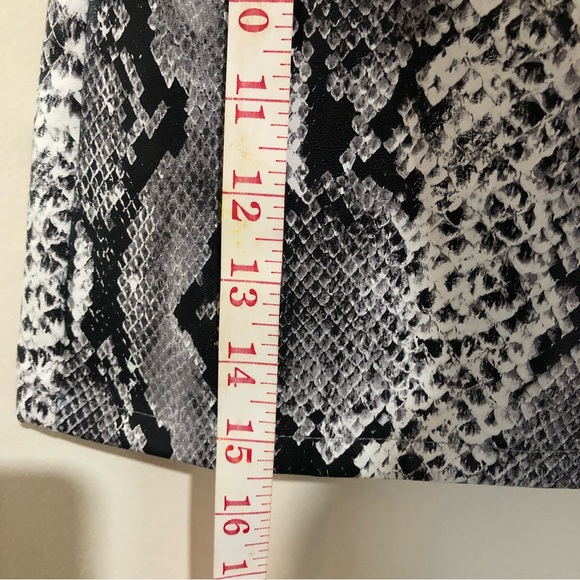 Beautiful Snake Print front zip up with metal ring side pocket Mini Skirt size L - Picture 11 of 13